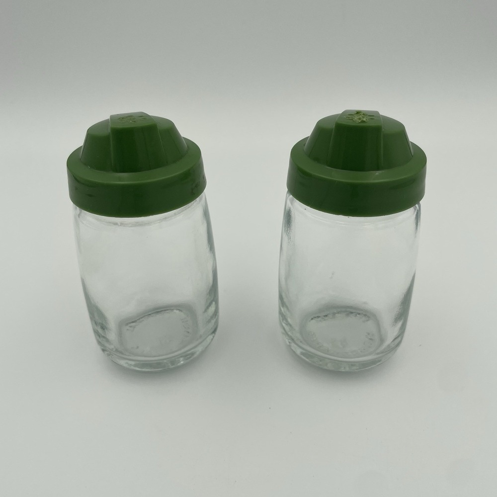 Vintage Federal Housewares Salt & Pepper Shakers Green Top‎ USA Chicago Illinois
